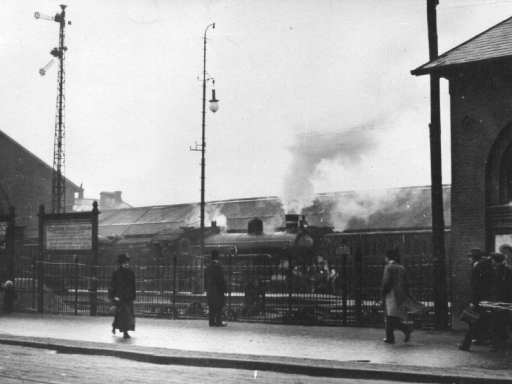 Københavns station med P-maskine for afgående tog, 1907-11