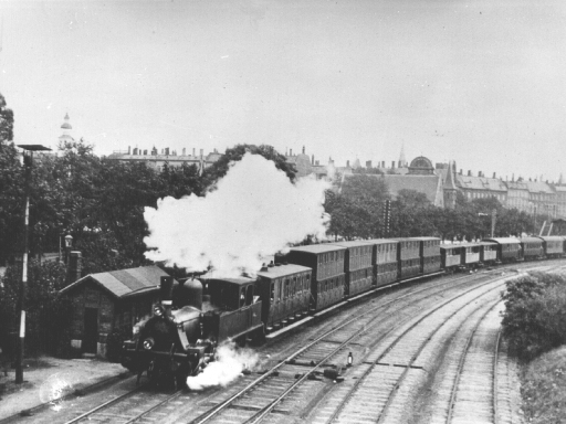 Klampenborgtog under udkørsel fra Klampenborgbanegården på Københavns station, 1917-21