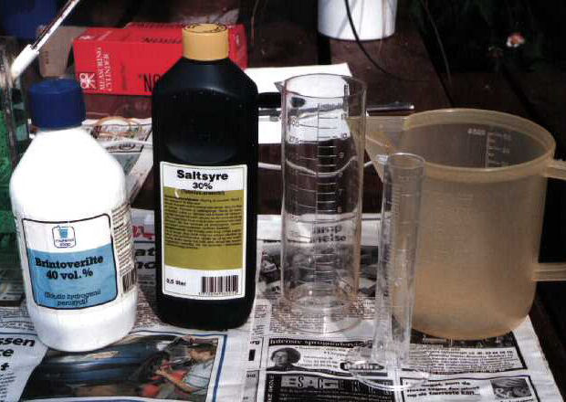 Foto 2: Litermål, måleglas og kemikalier.